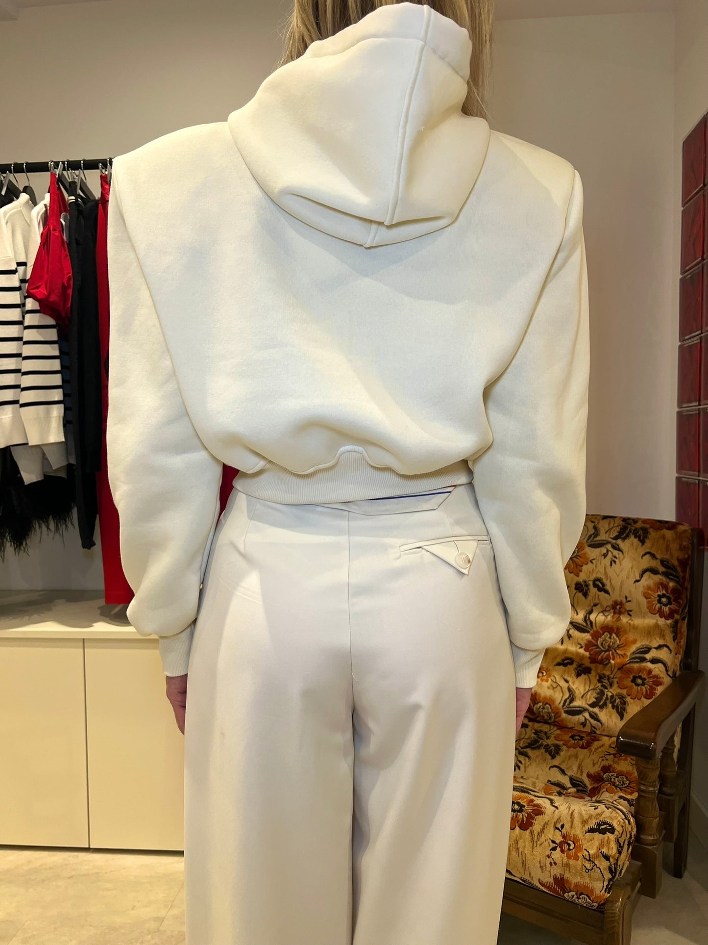 Pull à capuche structuré à épaulettes