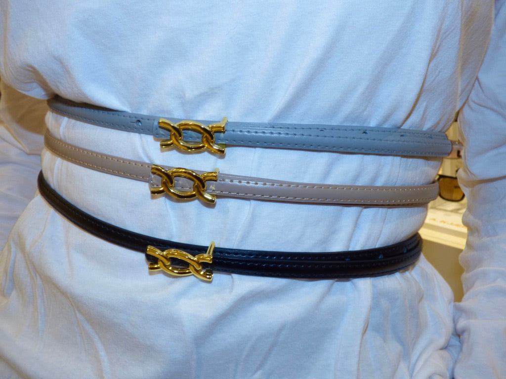 Ceinture fine en cuir à boucle dorée