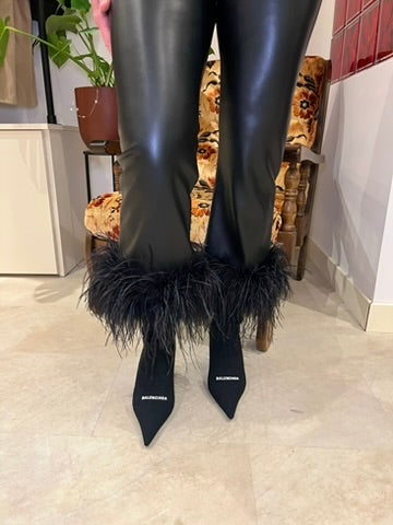 Pantalon en simili cuir à plumes