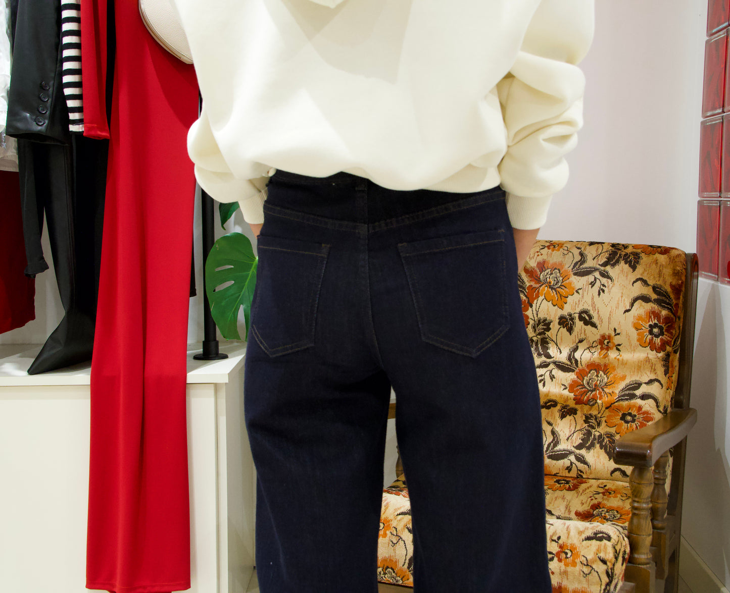 Jean droit denim brut à détail léopard