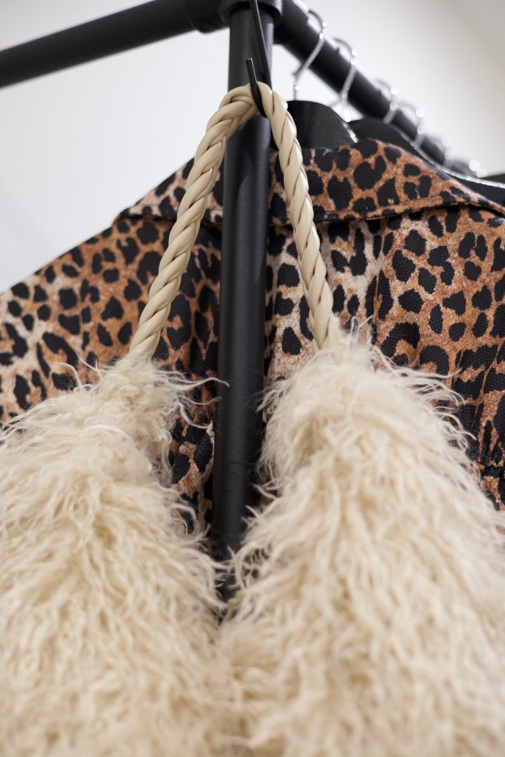 Sac fourré en mouton beige à poignées cordées