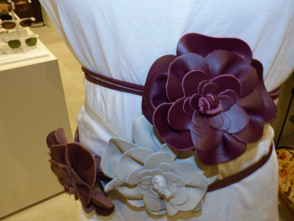 Ceinture fine en cuir avec fleur