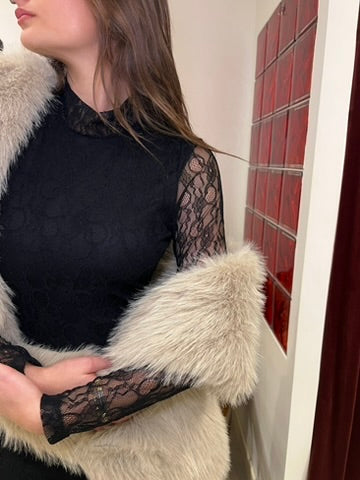 Robe noire en dentelle dos nu