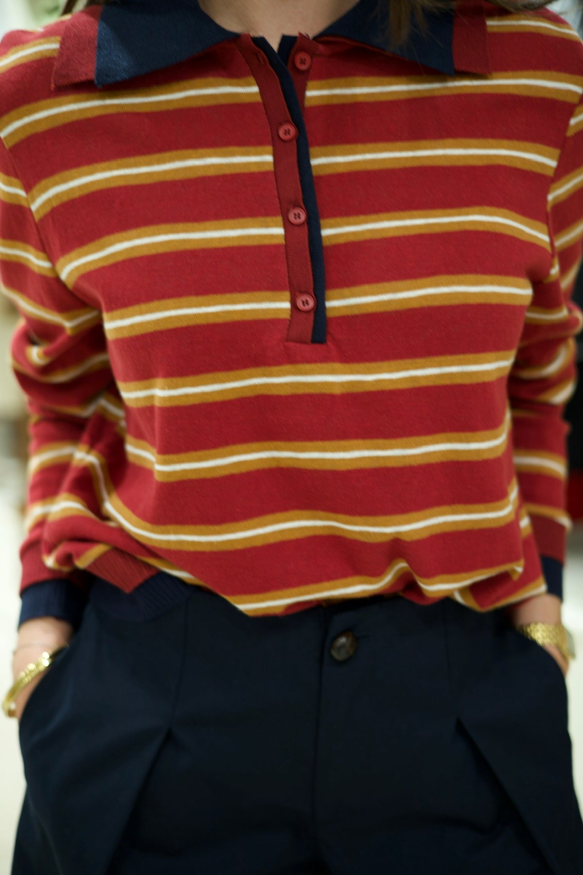 Polo rayé rouge et moutarde