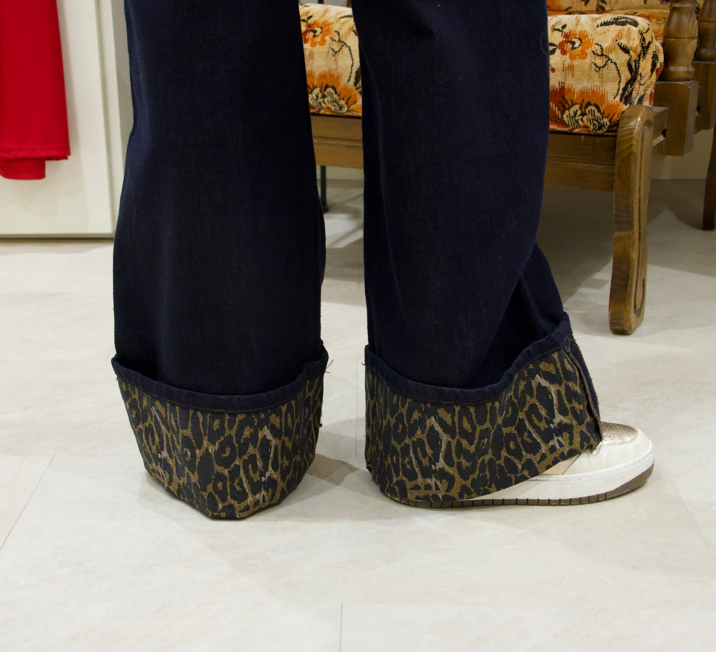 Jean droit denim brut à détail léopard