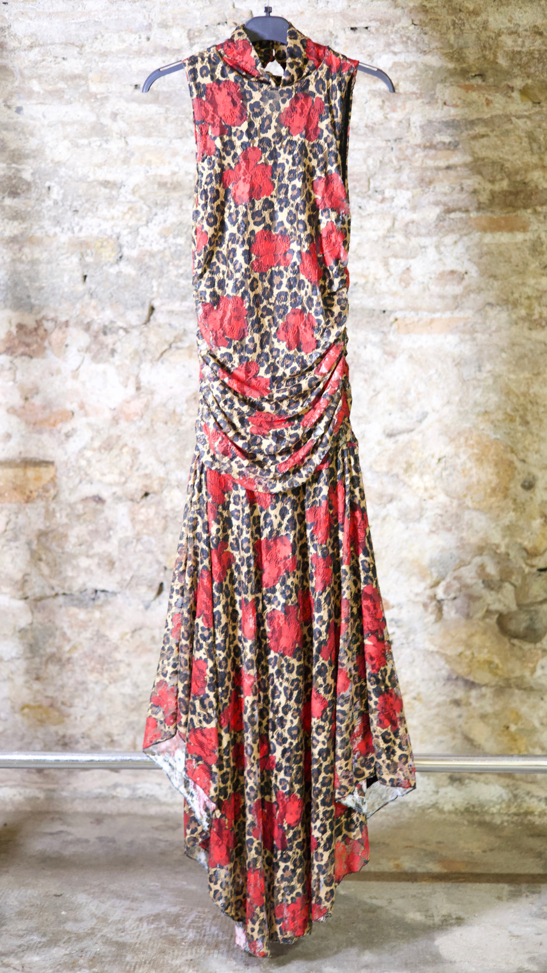 Robe longue col montant imprimé léopard et roses