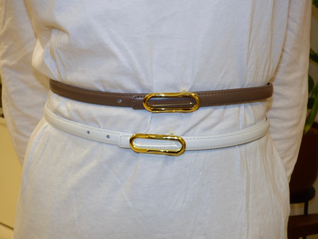 Ceinture fine en cuir à boucle ovale dorée