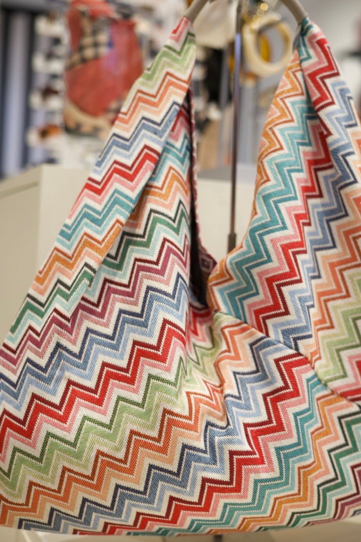 Sac hobo imprimé chevrons multicolores