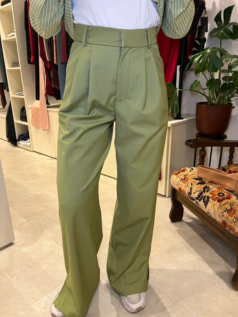 Pantalon à pinces structuré et élégant