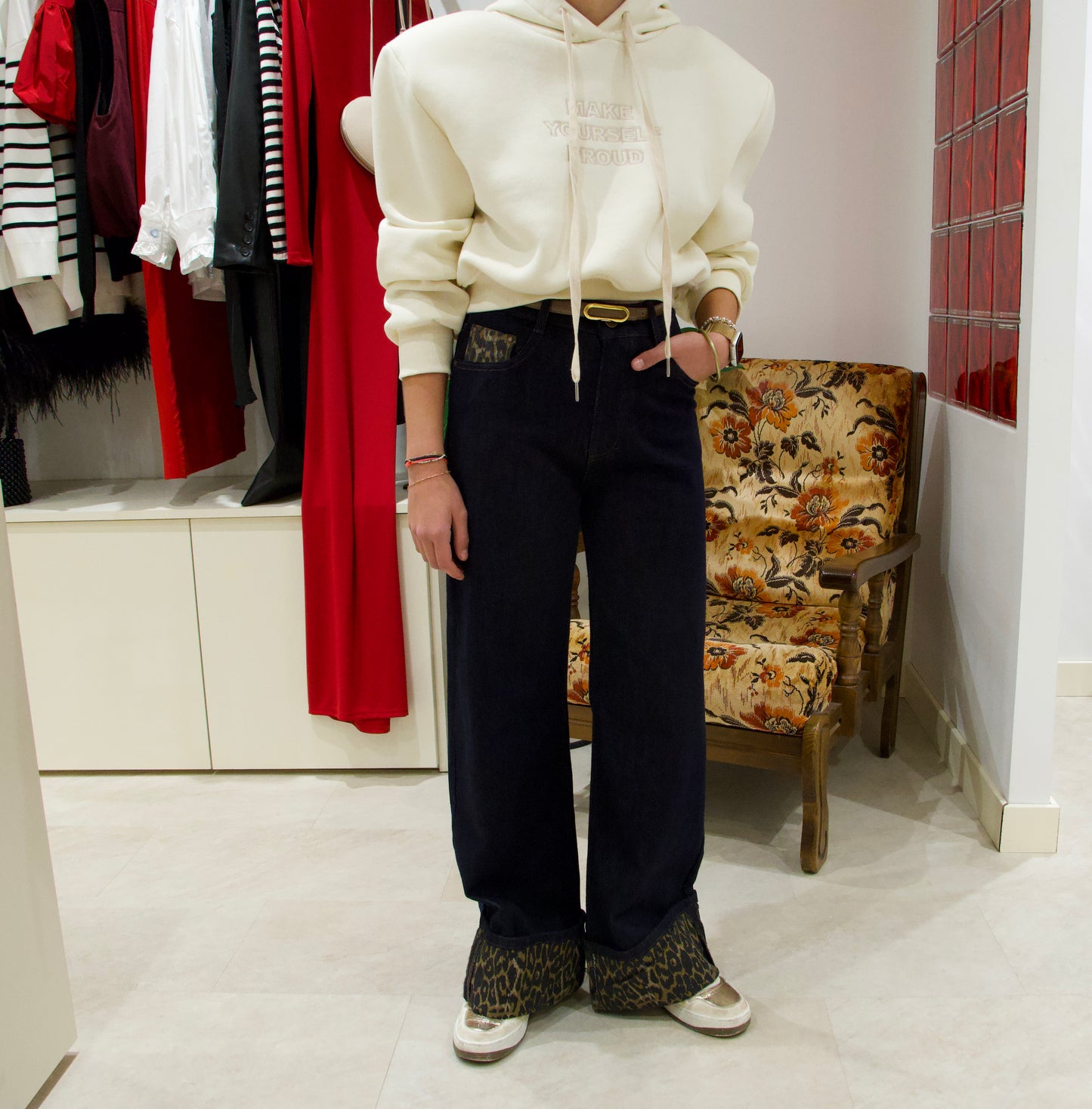 Jean droit denim brut à détail léopard