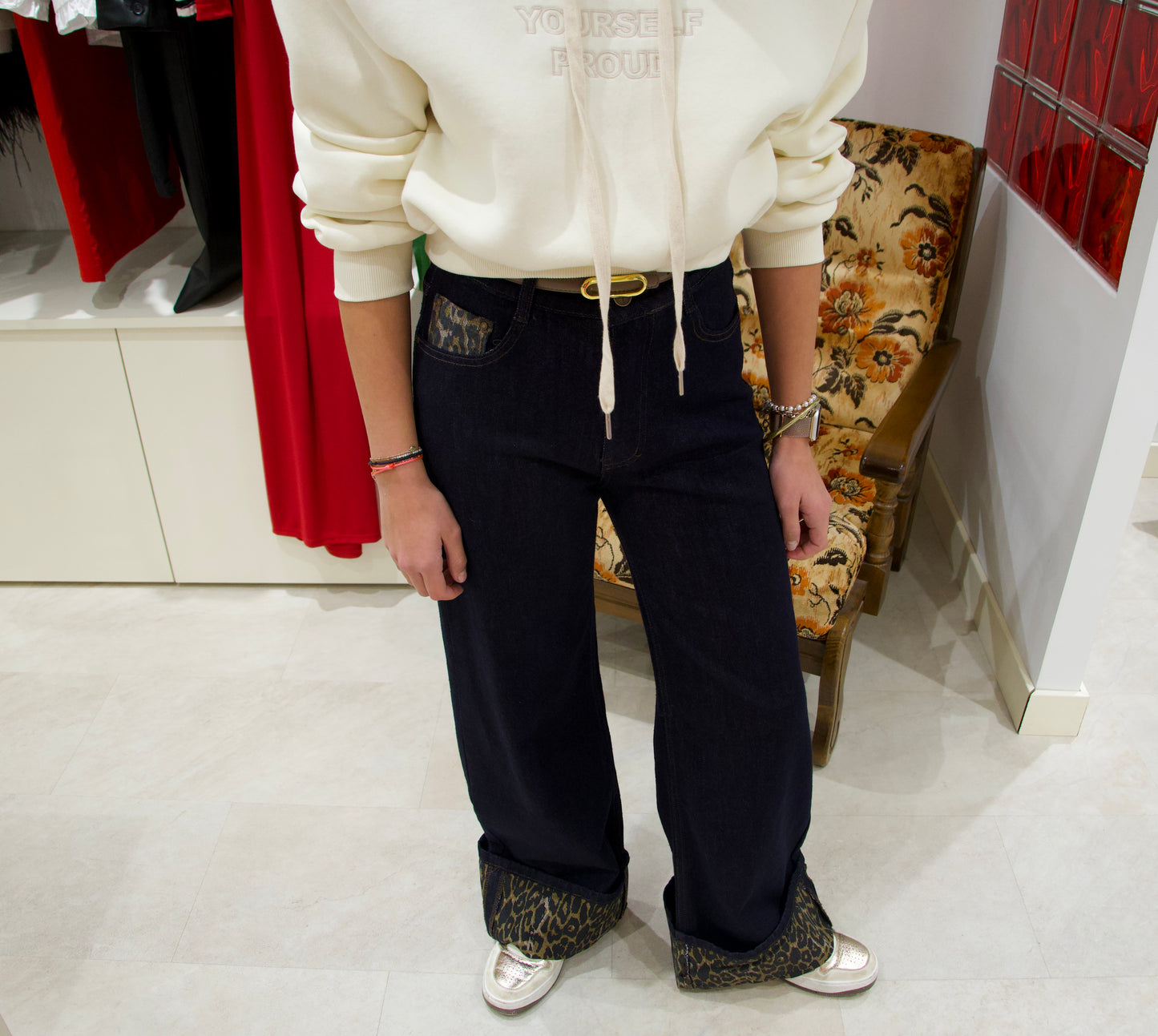 Jean droit denim brut à détail léopard