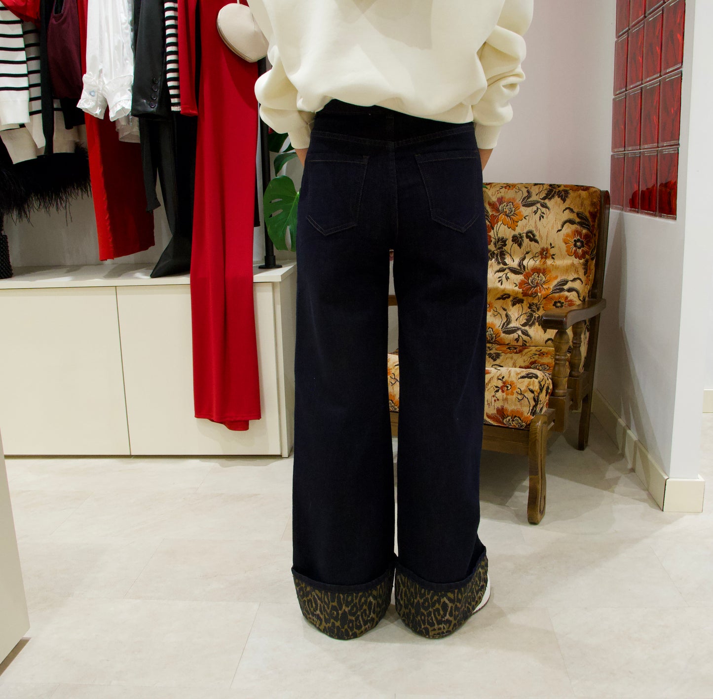 Jean droit denim brut à détail léopard