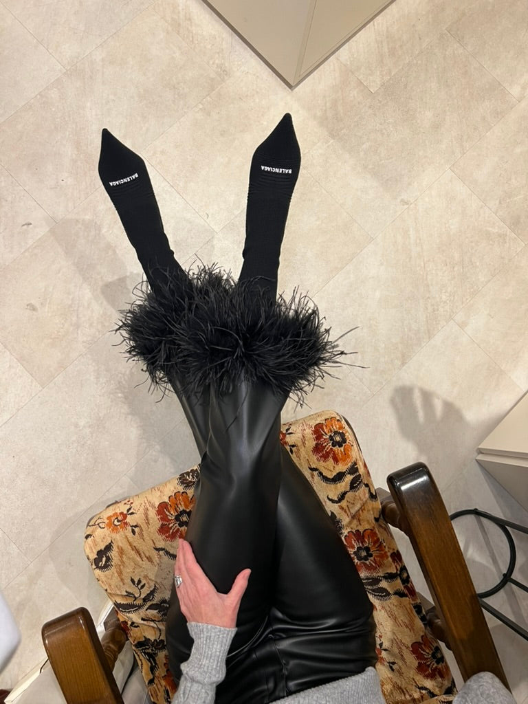 Pantalon en simili cuir à plumes