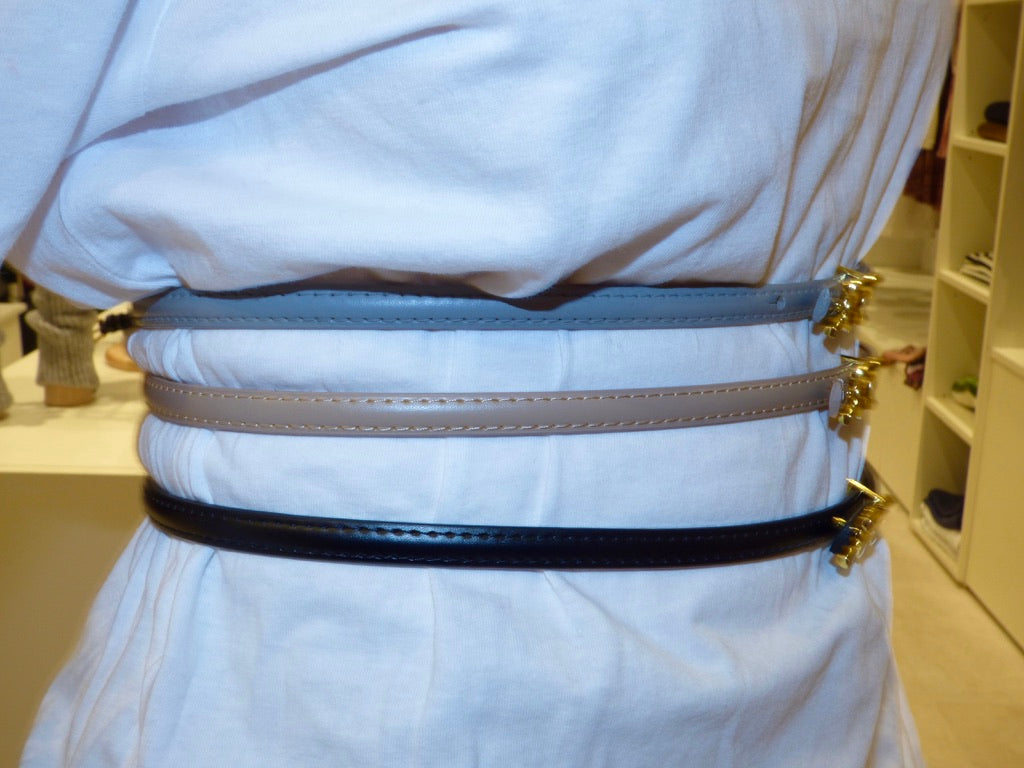 Ceinture fine en cuir à boucle dorée