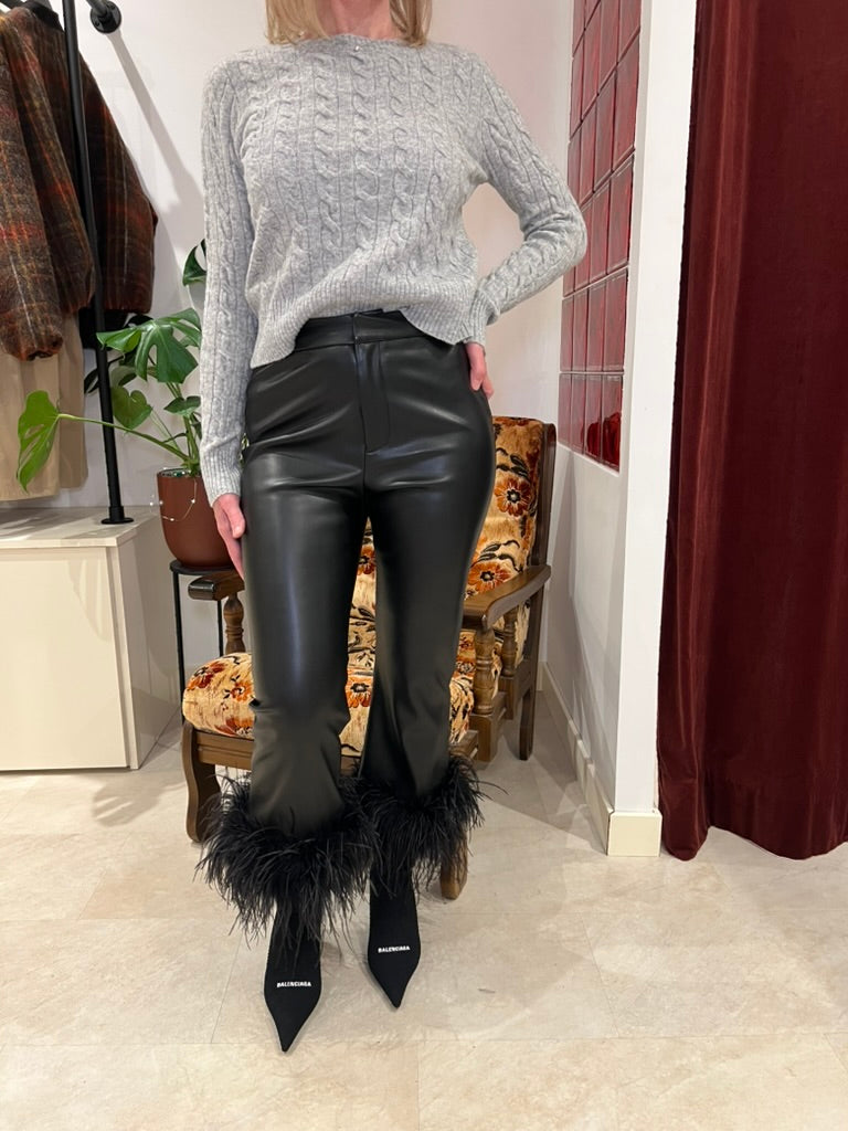 Pantalon en simili cuir à plumes