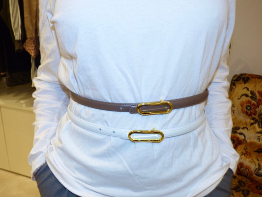 Ceinture fine en cuir à boucle ovale dorée