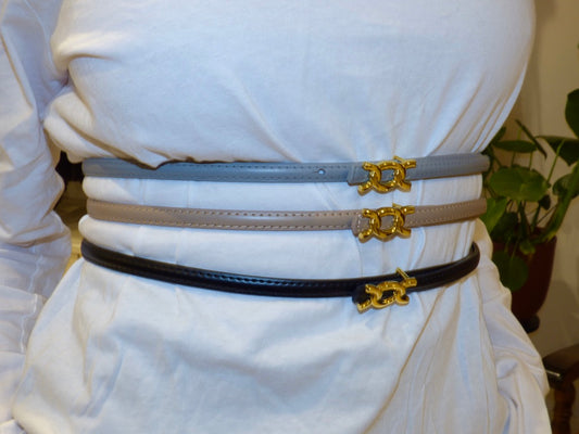 Ceinture fine en cuir à boucle dorée