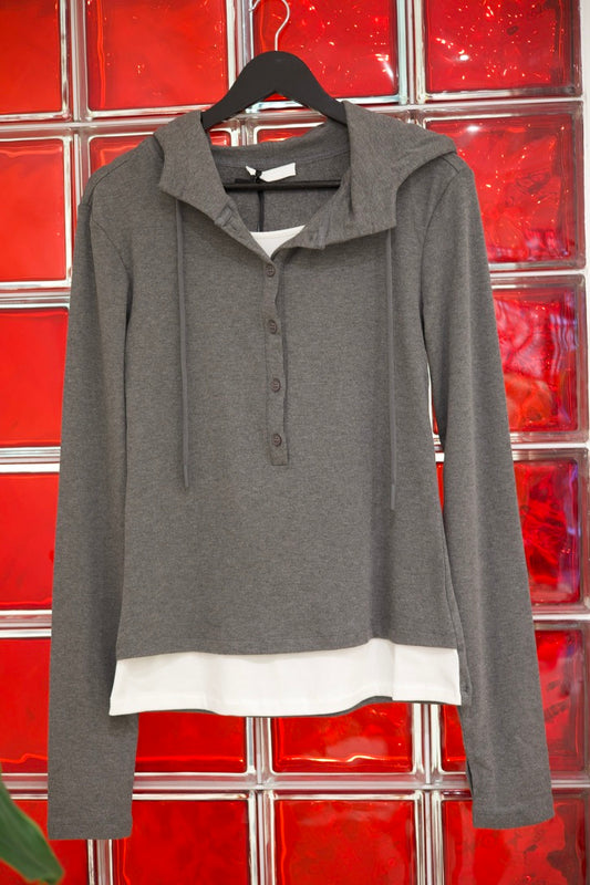 Sweat capuche gris à faux-col blanc