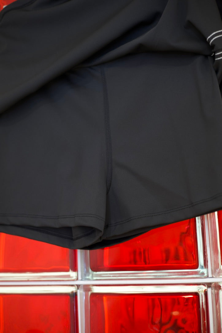 Jupe short sport noire à bandes blanches