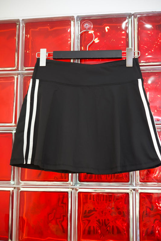 Jupe short sport noire à bandes blanches