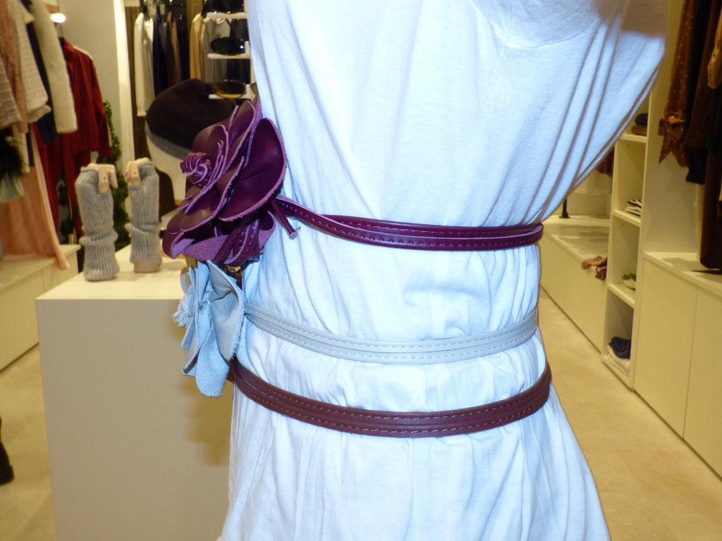 Ceinture fine en cuir avec fleur