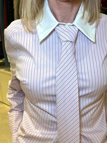 Chemise en coton rayée avec cravate intégrée