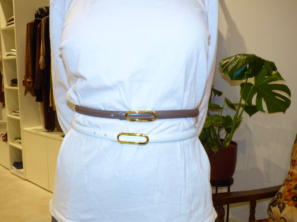 Ceinture fine en cuir à boucle ovale dorée