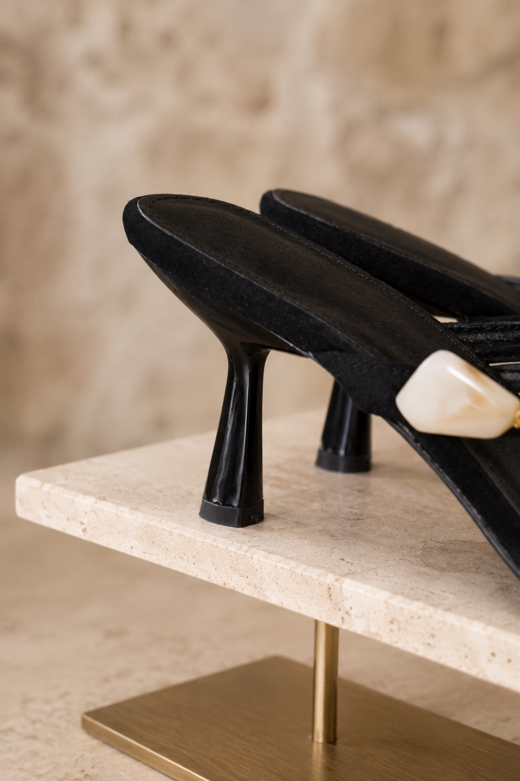 Mules à talon kitten en daim noir avec pierres multicolores