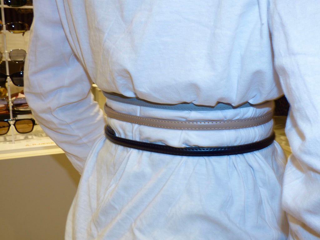 Ceinture fine en cuir à boucle dorée