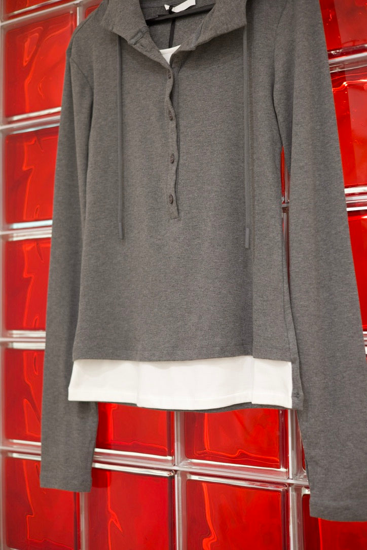 Sweat capuche gris à faux-col blanc