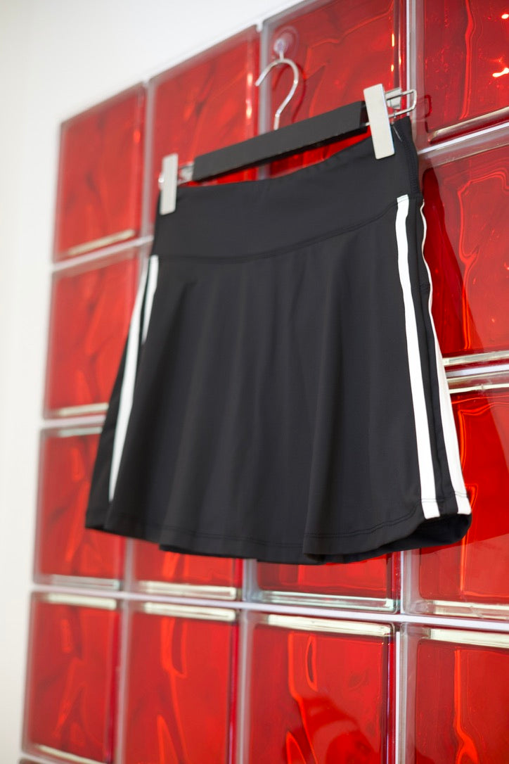 Jupe short sport noire à bandes blanches